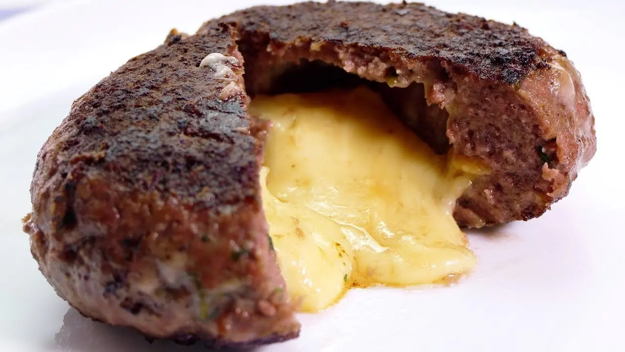 carne de hamburguesa rellena de queso - Cómo se llama el queso que se le echa ala hamburguesa
