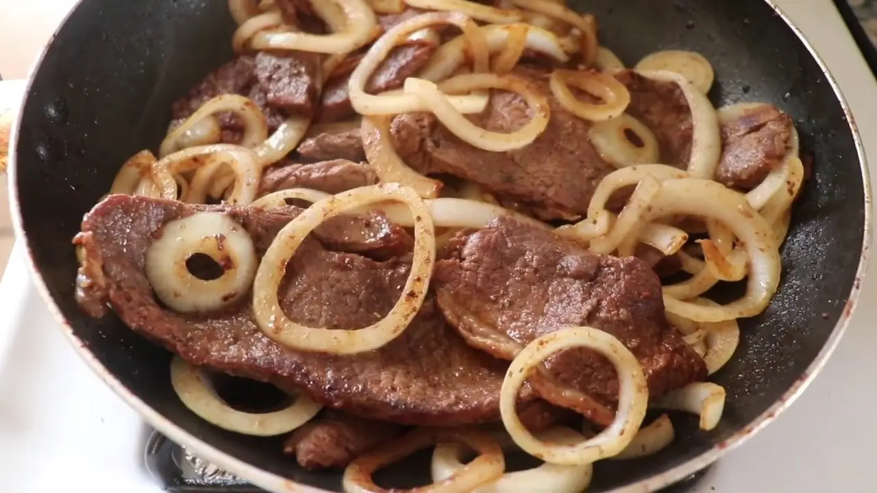 carne de res encebollada - Cuántas calorías tiene la carne encebollada