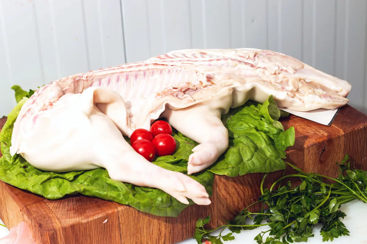 cochinillo carniceria - Cuántas personas comen con un cochinillo asado