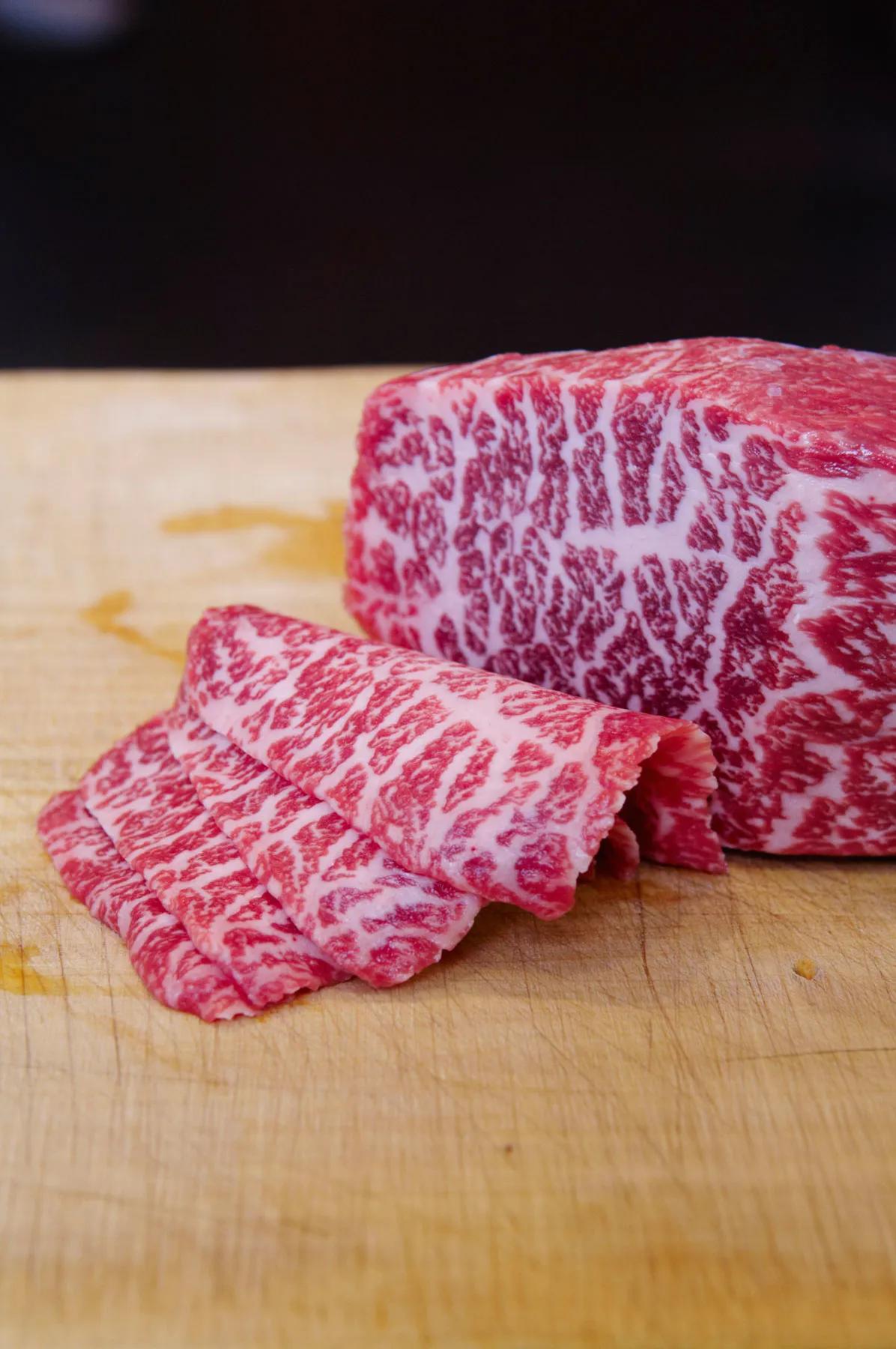 carne de wagyu origen - Que le dan de comer a las vacas Wagyu