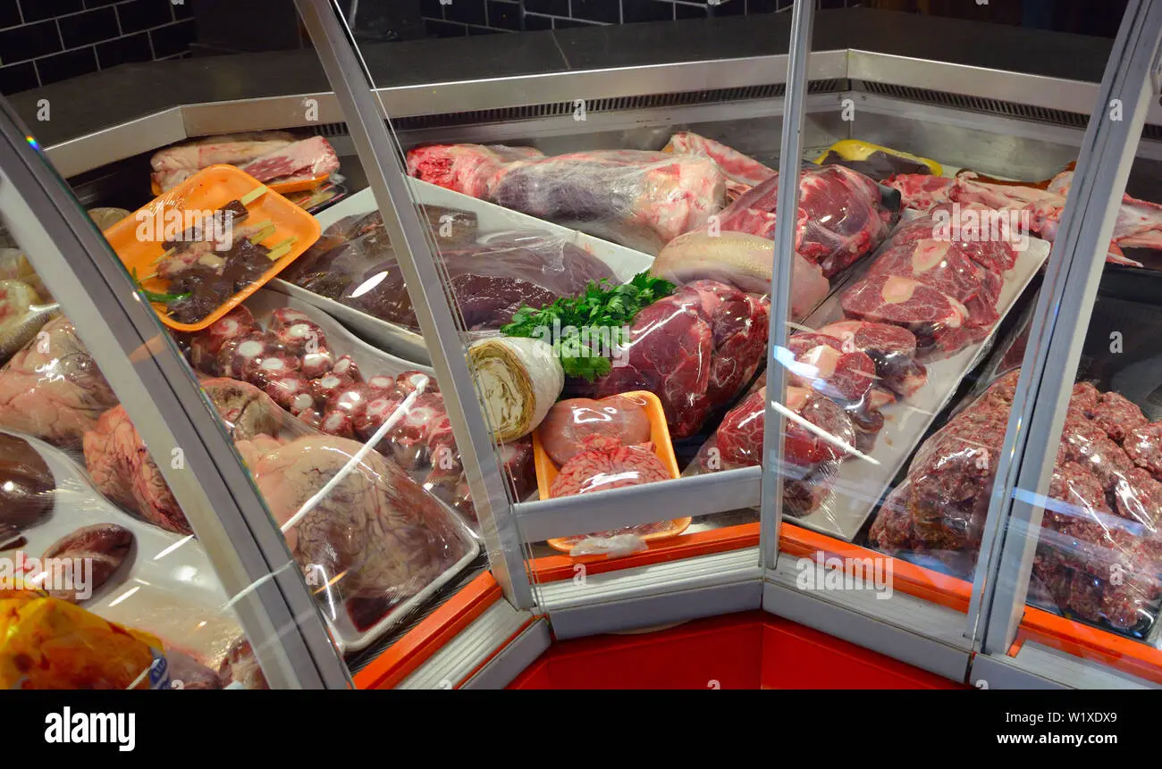 mostrador con productos crudos y cocinados carniceria - Qué son los productos cárnicos crudos